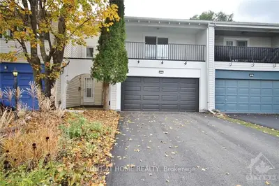 Att/Row/Townhouse in South of Baseline to Knoxdale