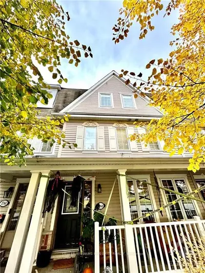 Att/Row/Townhouse in Stittsville - Munster - Richmond