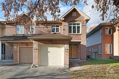 Att/Row/Townhouse in South of Baseline to Knoxdale