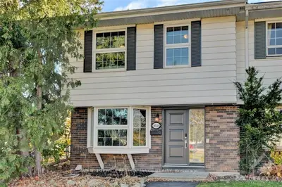 Att/Row/Townhouse in Parkway Park - Queensway Terrace S and Area