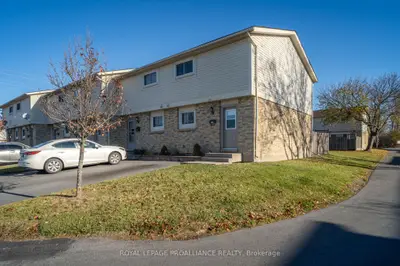 Condo Townhouse in Belleville