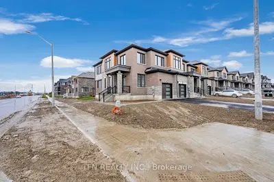 Att/Row/Townhouse in Haldimand