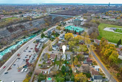 Detached in Niagara Falls