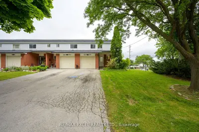 Condo Townhouse in Hamilton
