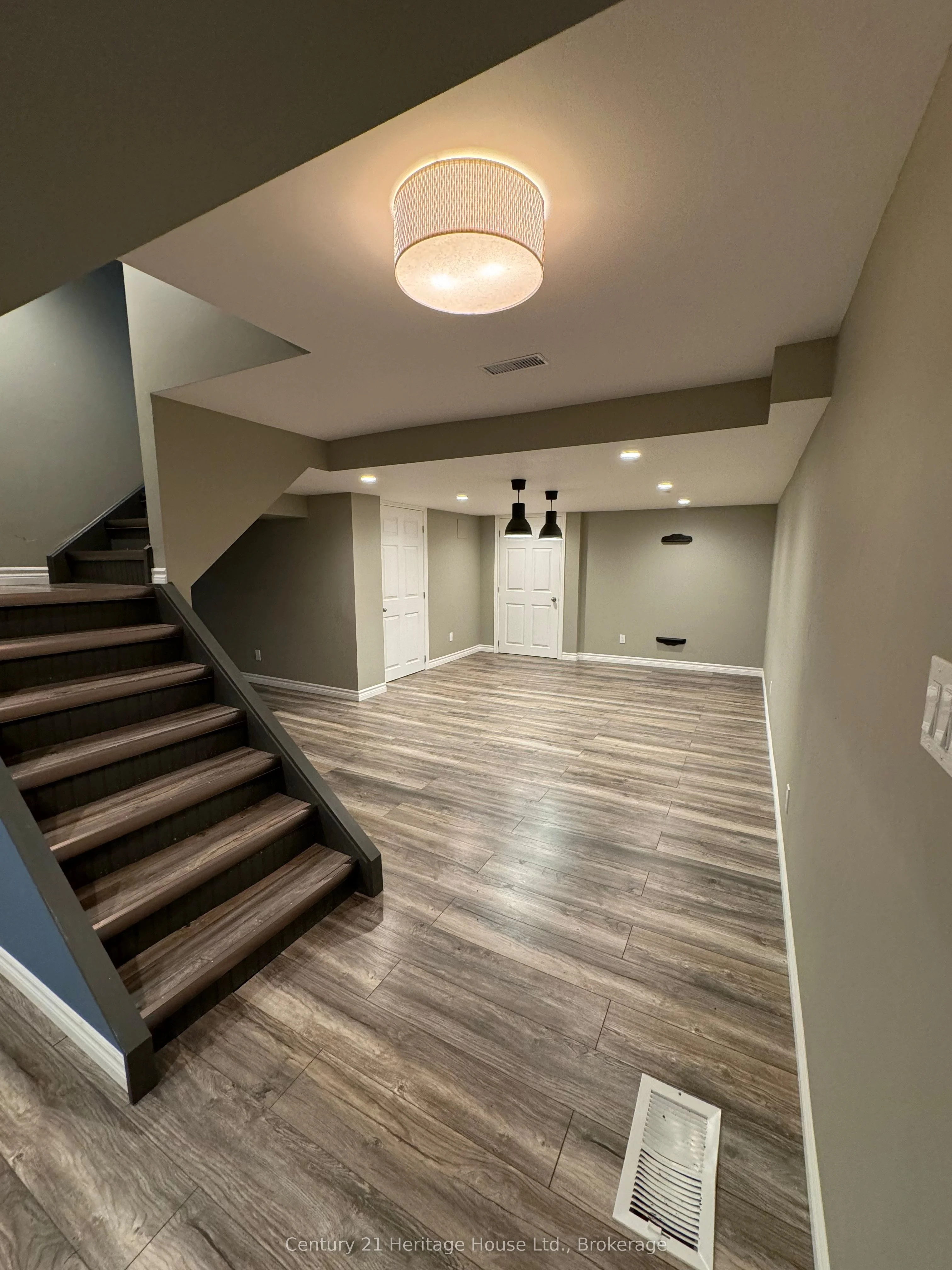 24 Blackfriar Lane, Brantford, ON N3R 7L3