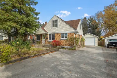 Detached in Niagara Falls
