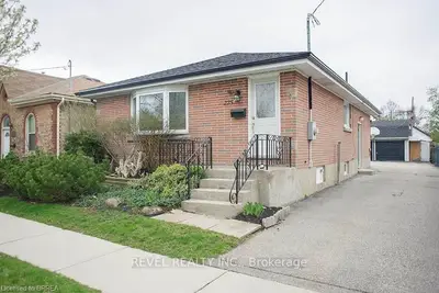 Detached in Brantford