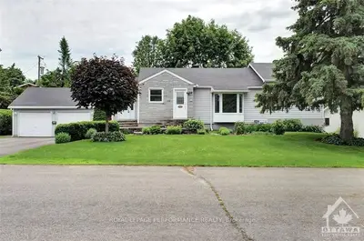 Detached in Meadowlands - Crestview and Area