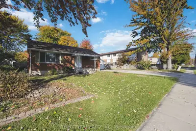 Detached in St. Clair