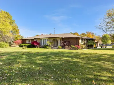 Detached in Niagara Falls