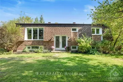 Detached in Champlain