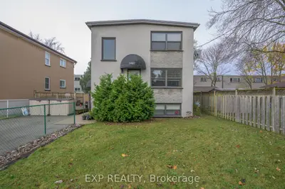Triplex in London East