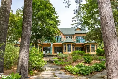 Att/Row/Townhouse in Lake of Bays