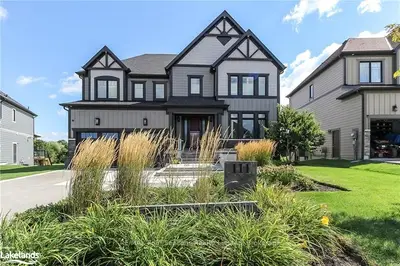 Detached in Blue Mountains