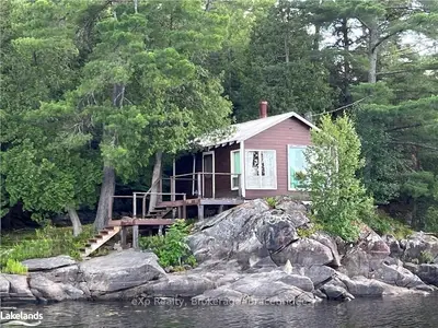 Detached in Parry Sound Remote Area