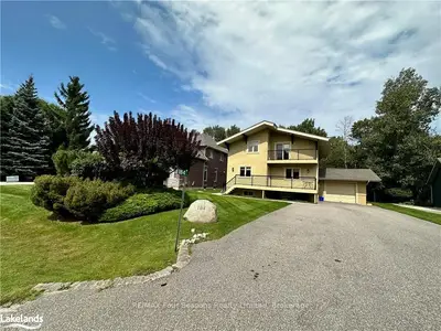 Detached in Blue Mountains