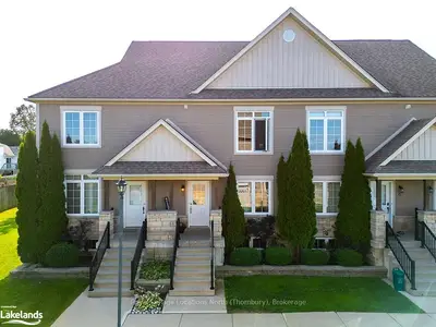 Condo Townhouse in Meaford