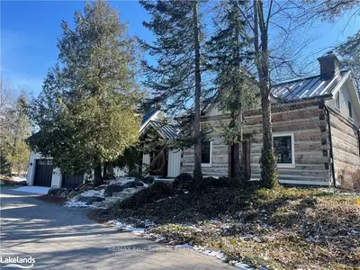 Detached in Blue Mountains