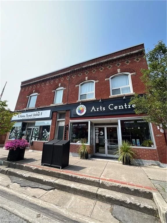 Condo Apartment in Grimsby