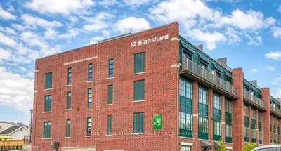Condo Townhouse in Hamilton