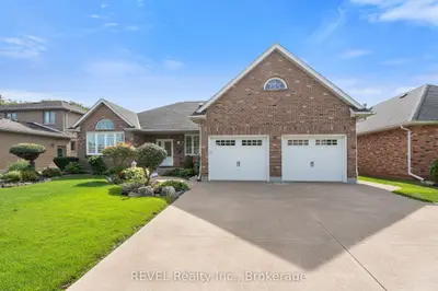 Detached in Niagara Falls