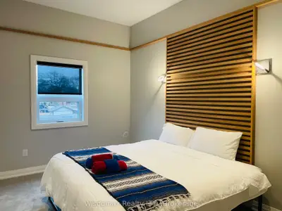 Detached in Niagara Falls