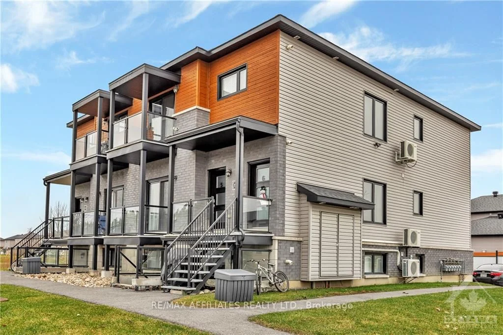 Condo Apartment in Russell