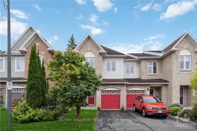 Att/Row/Townhouse in Beacon Hill North - South and Area