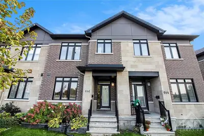 Att/Row/Townhouse in Manor Park - Cardinal Glen and Area