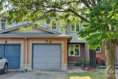 Att/Row/Townhouse in Kanata