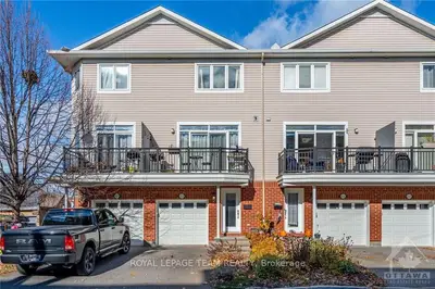 Att/Row/Townhouse in Billings Bridge - Riverside Park and Area