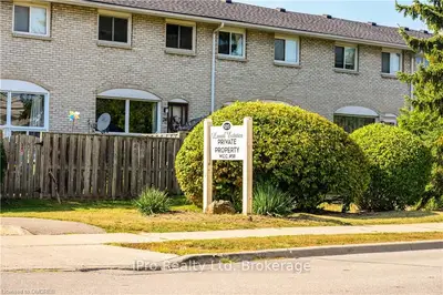 Condo Townhouse in Hamilton