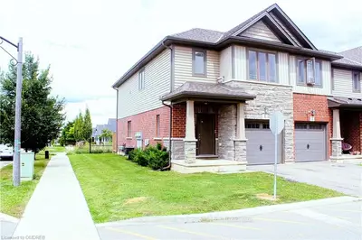 Att/Row/Townhouse in Brantford