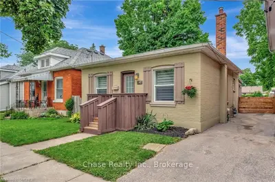 Detached in Brantford