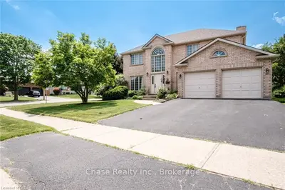 8 BOWEN Lane, Brantford, ON N3T 6G2