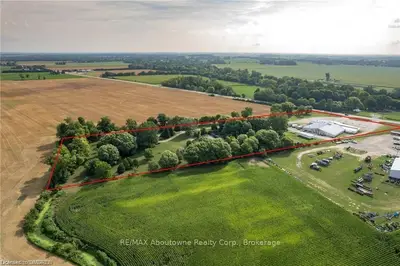 9877-9879 LONGWOODS Road, Chatham-Kent, ON N7M 5J7
