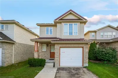 1917 BLOOM Crescent, London North, ON N5X 4N2