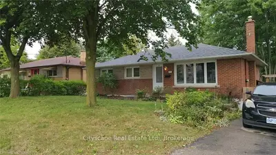 LOWER-897 CROMWELL Street, Woodstock, ON N4S 5B4