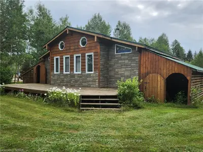 Detached in Papineau-Cameron