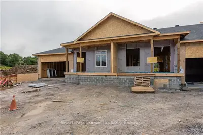 Att/Row/Townhouse in North Bay