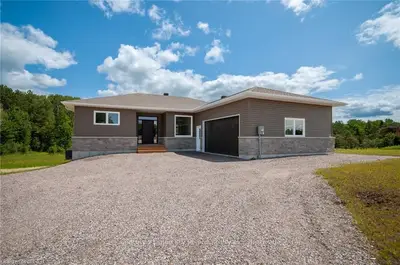 16 OAKRIDGE Drive, East Ferris, ON P0H 1K0