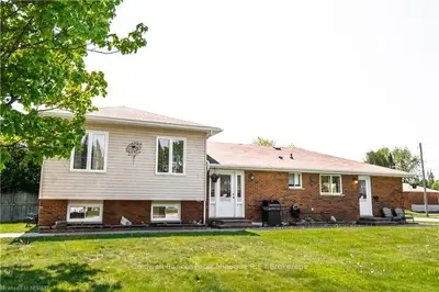 2 TWEEDSMUIR Drive, North Bay, ON P1A 2V1