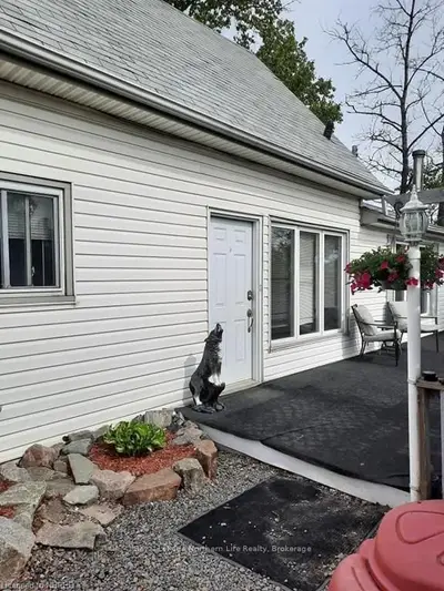 2 VILLAGE Lane, Temagami, ON P0H 2H0