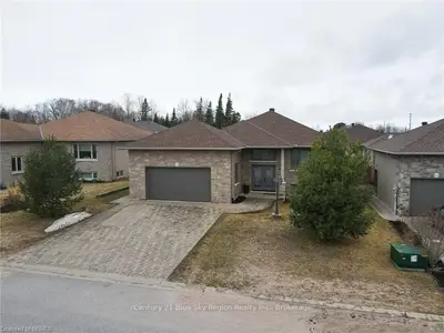 11 SUGARBUSH Street, North Bay, ON P1C 0A4