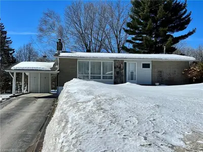 1671 COPELAND Drive, North Bay, ON P1B 3G8