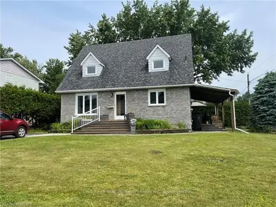 2 ARTHUR Court, North Bay, ON P1A 3K2