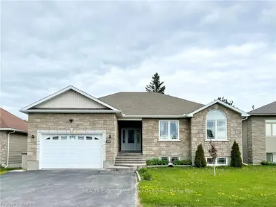 15 DELLANDREA Drive, North Bay, ON P1B 0A5