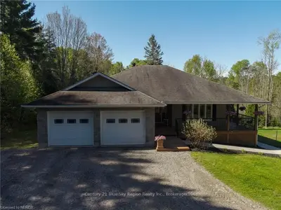 256 PINETREE Way, Powassan, ON P0H 1Z0