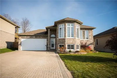 18 STONE MANOR Drive, North Bay, ON P1C 0A3
