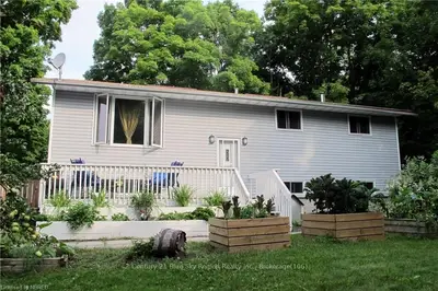 2 TRAPPERS Court, East Ferris, ON P0H 1B0